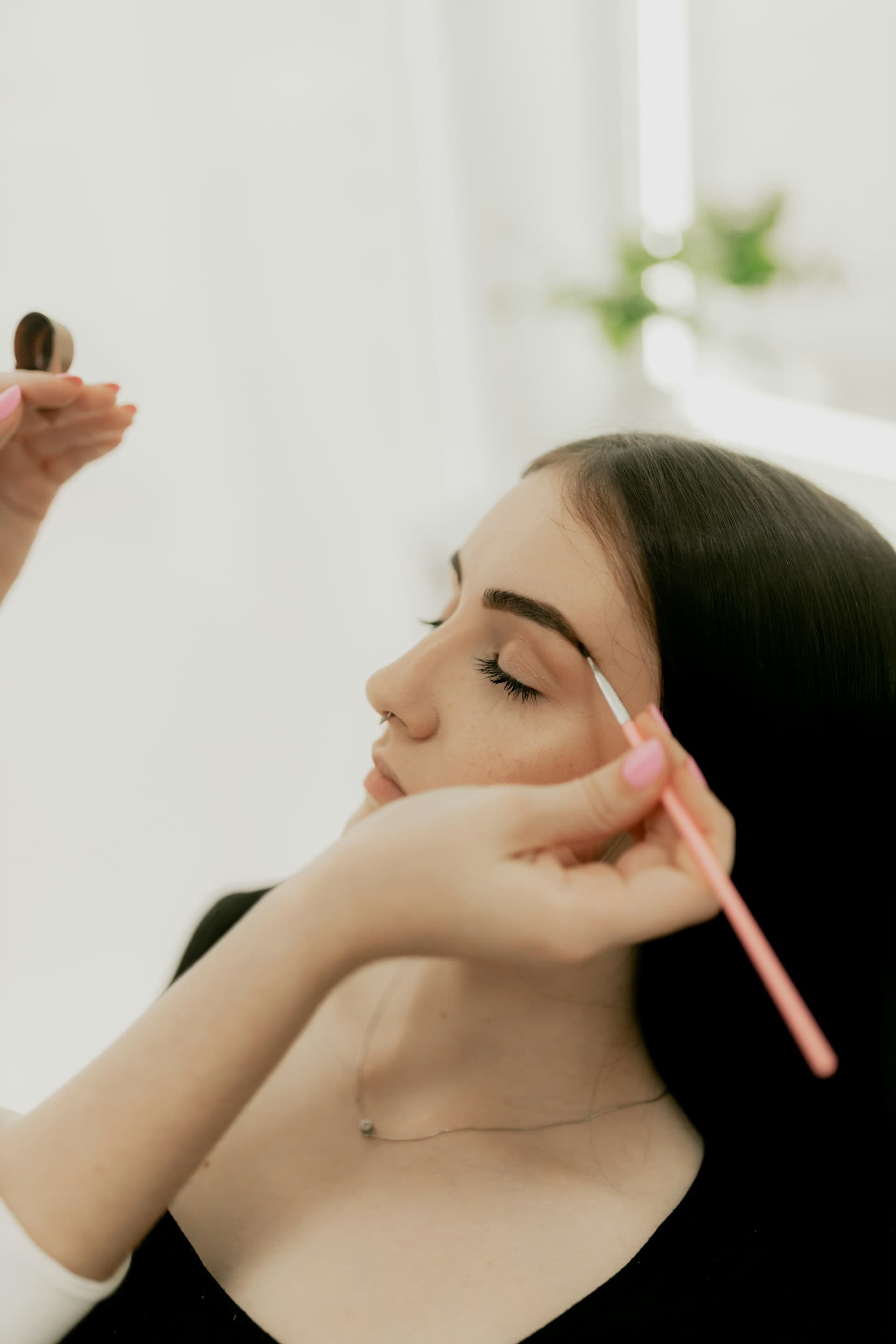 Frisch gestylte Person nach einem mobilen Brow-Styling zu Hause