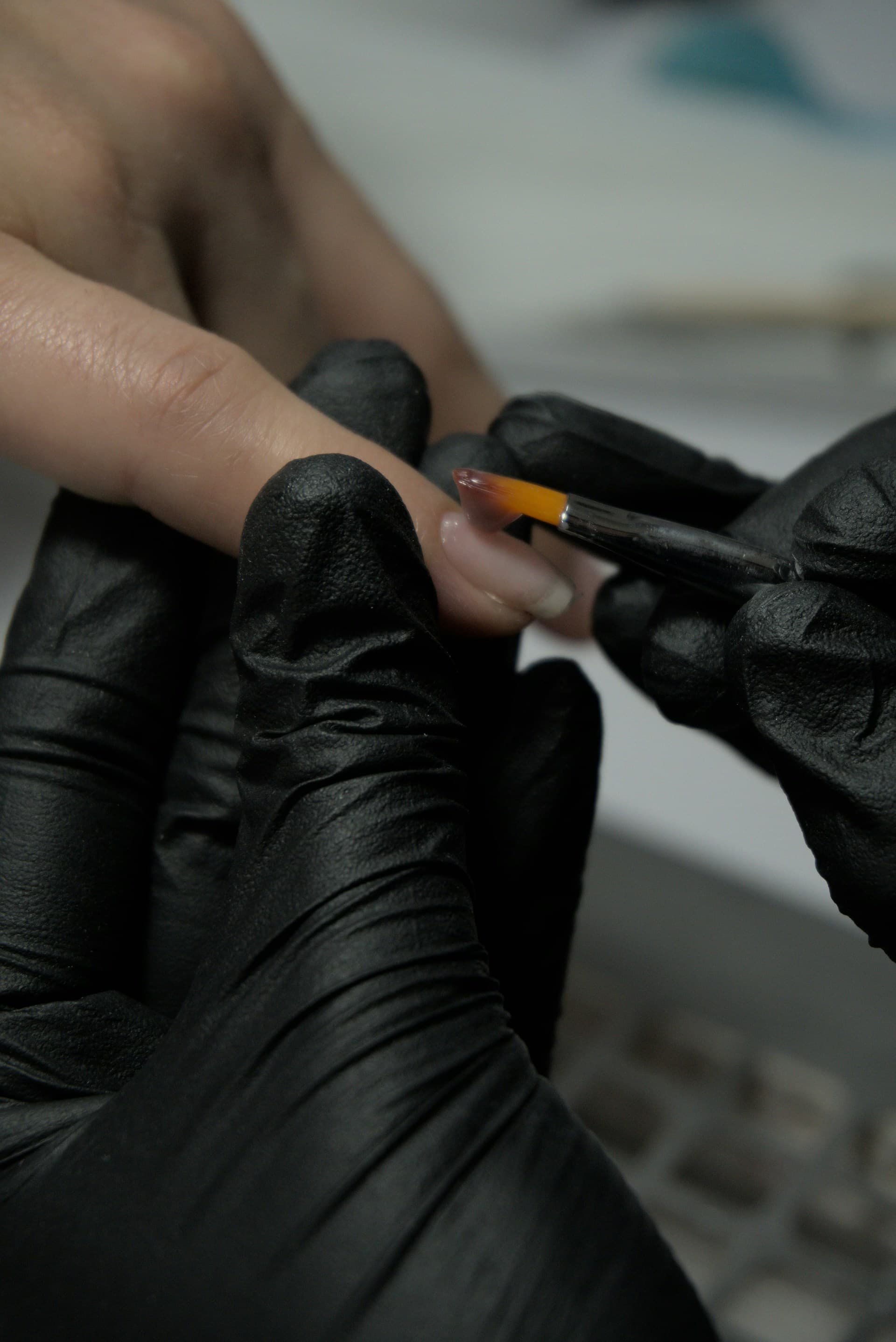Mobiler Nageldesigner arbeitet an gepflegten Nägeln