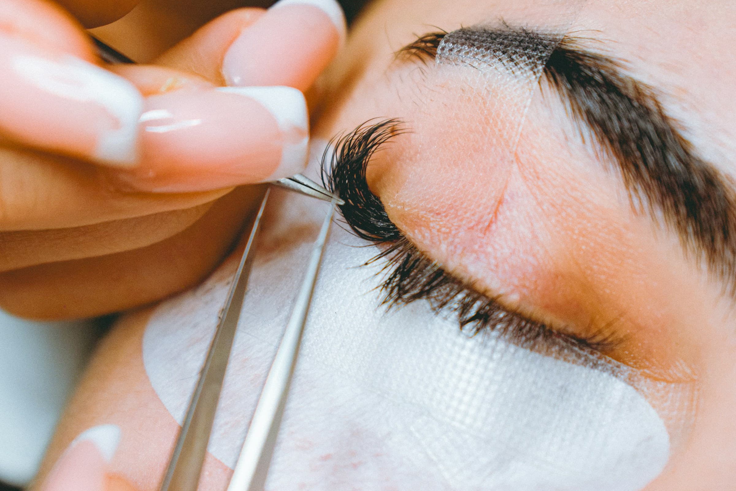 Mobile Wimpernverlängerung zu Hause buchen