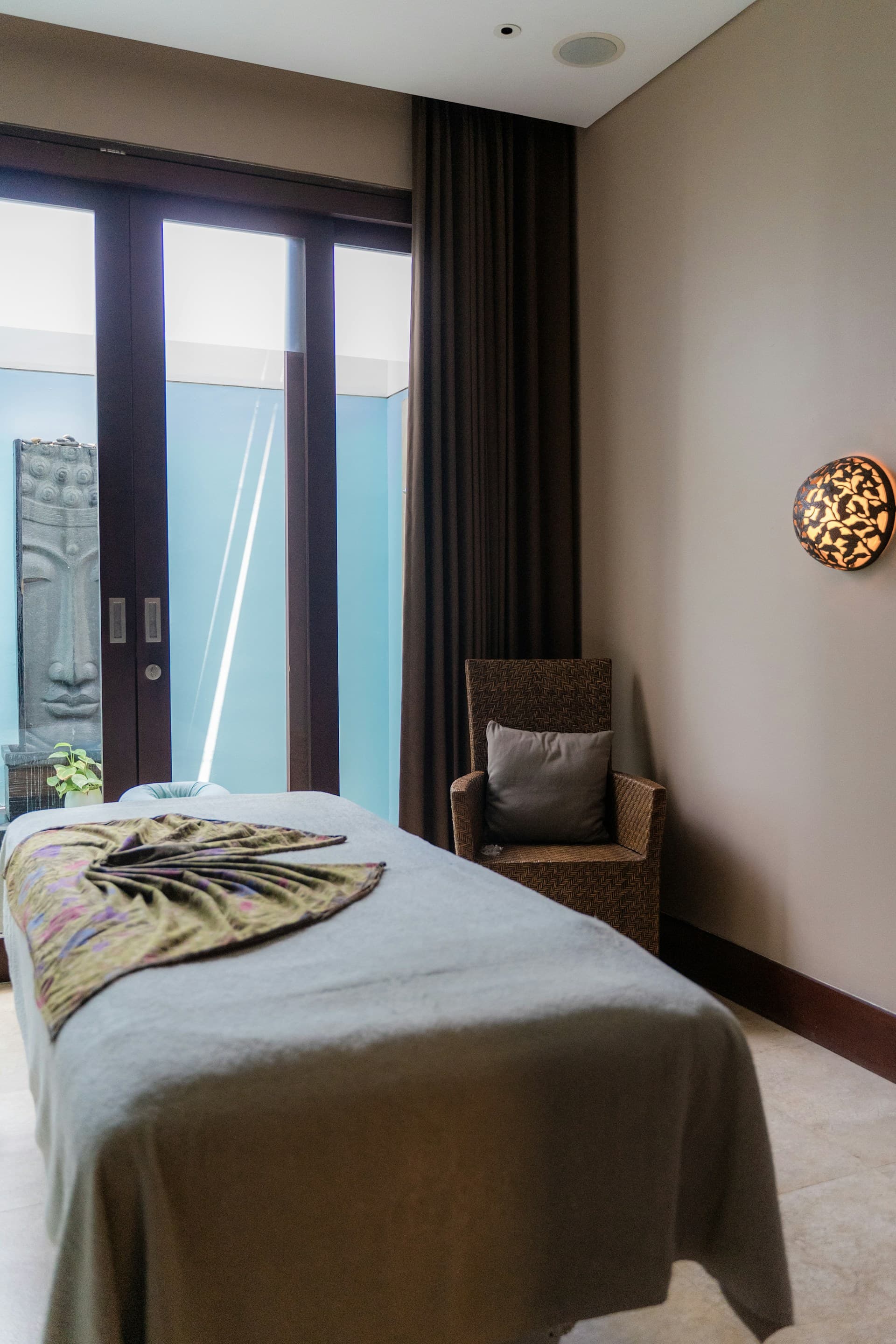 Ruhiger Hotel-Spa-Raum mit vorbereiteter Massageliege