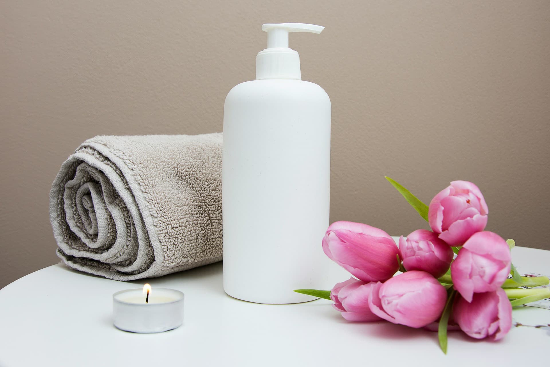 Massageöl, frische Handtücher und hygienisches Zubehör für Hausbesuche