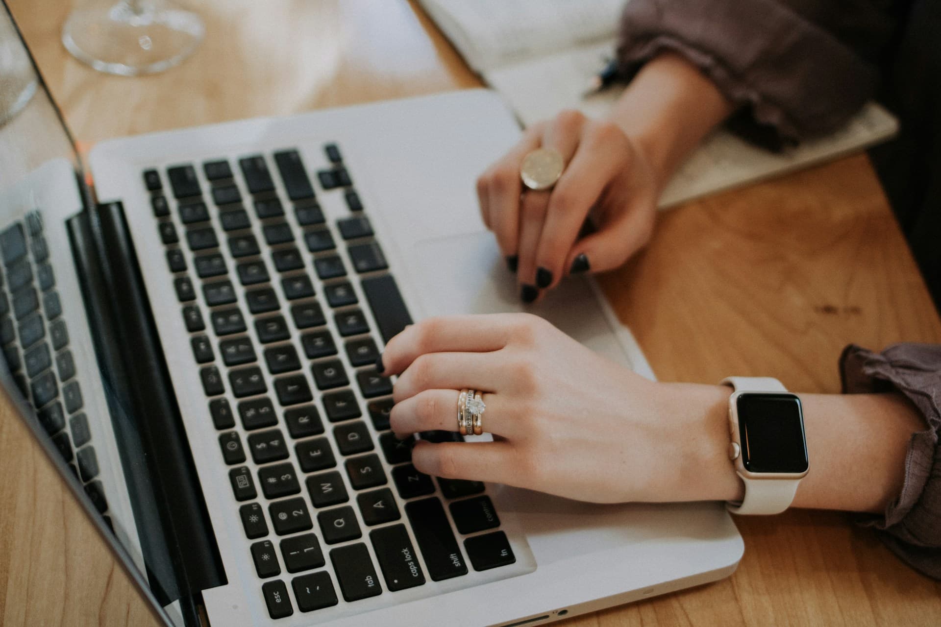 Mobiler Dienstleister am Laptop — Plattform, Website oder Instagram?