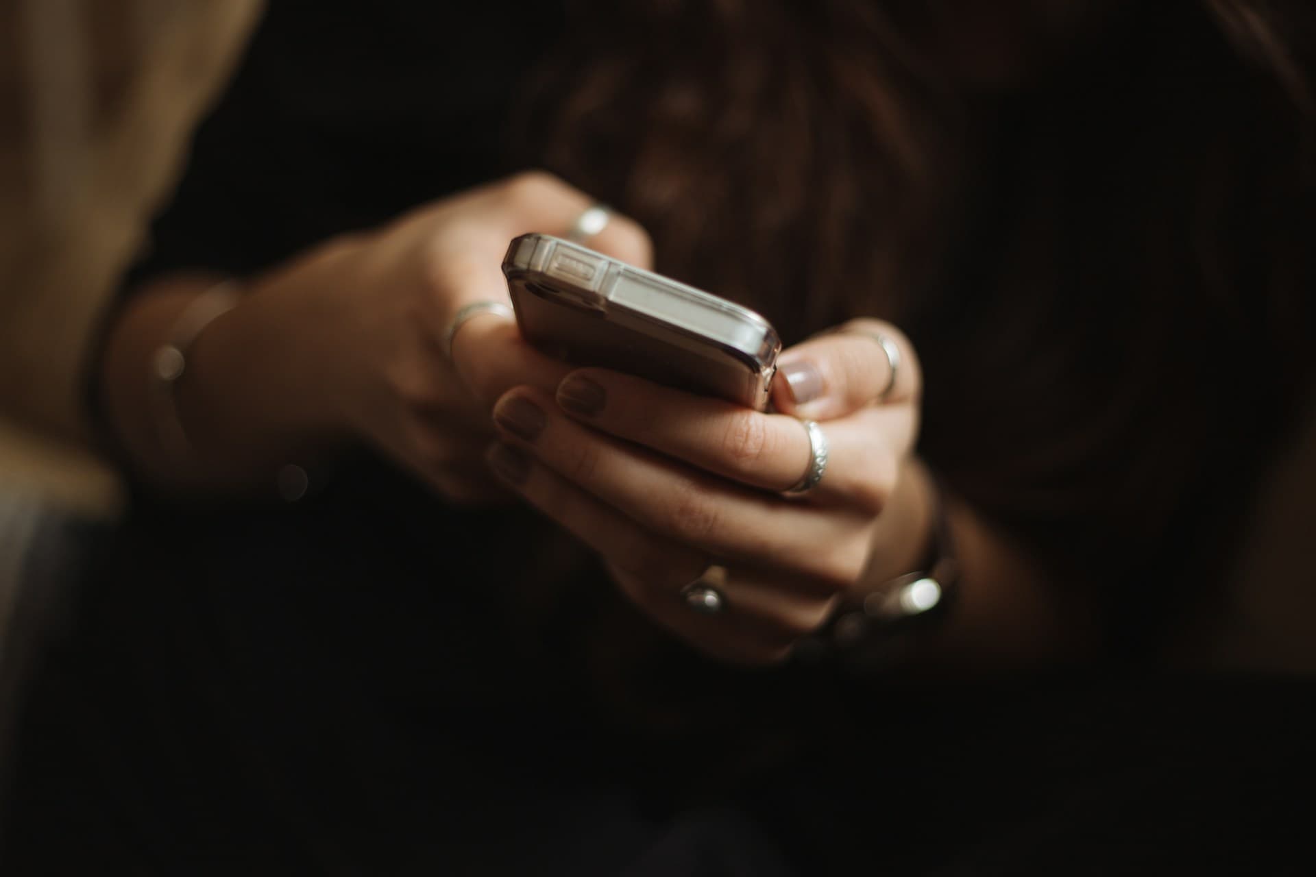 Hände tippen auf einem Smartphone zur schnellen Beantwortung von Kundenanfragen