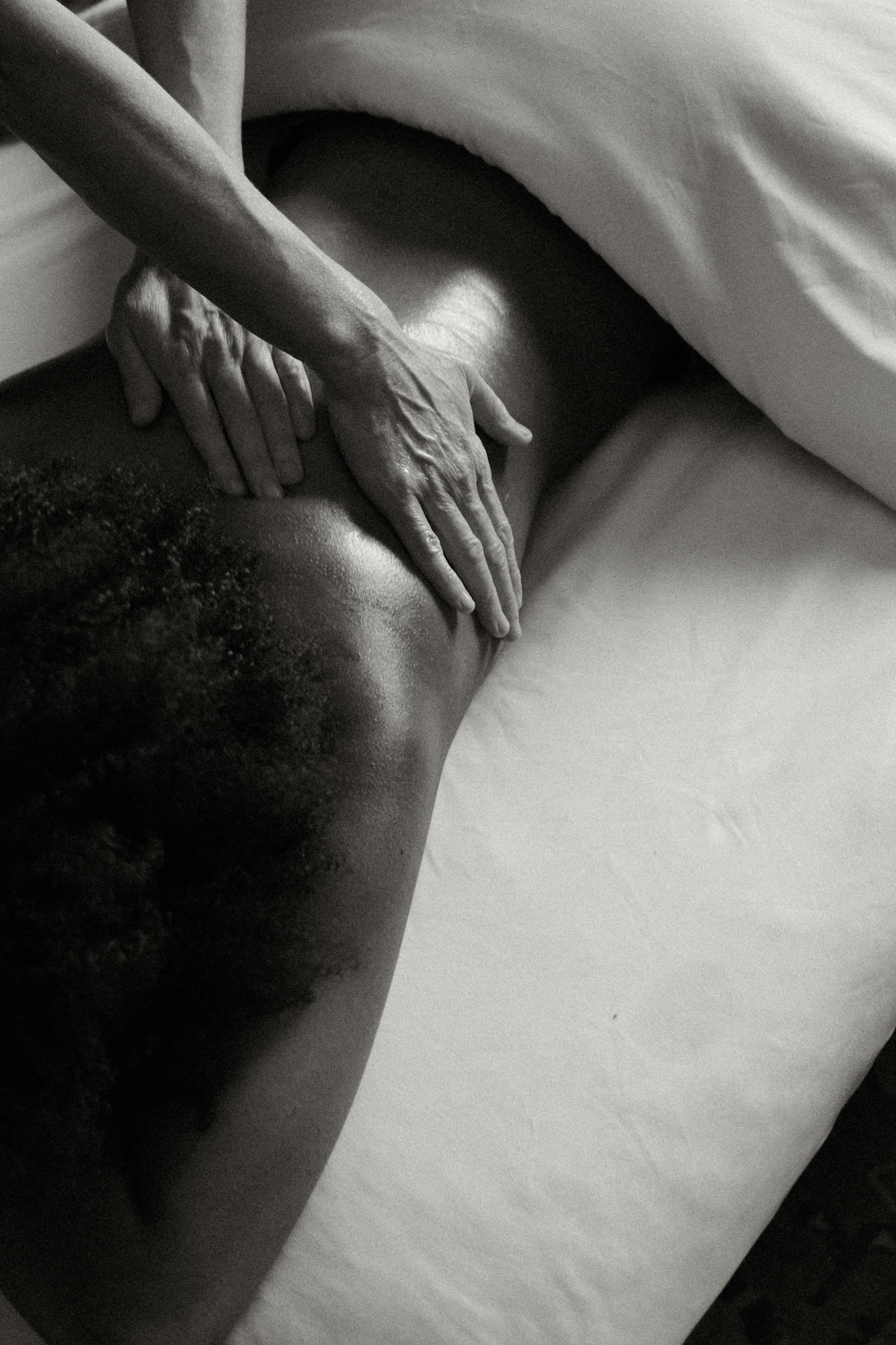 Massagebehandlung mit Öl als entspannende Anwendung gegen Stress